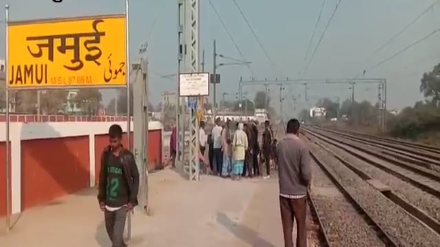 जमुई के रेलवे स्टेशन पर टाटा छपरा एक्सप्रेस से ट्रेन से कटकर युवक की मौत।