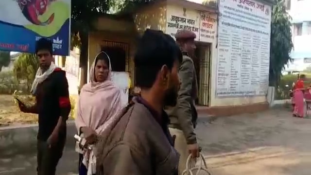 शराब के नशे में एक व्यक्ति को ट्रेन से किया गया गिरफ्तार मेडिकल टेस्ट के लिए लाया गया सदर अस्पताल जमुई।