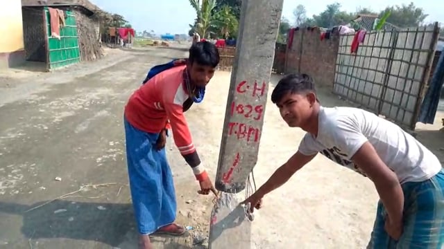 हसनगंज बिजली विभाग की लापरवाही से हो सकती है बड़ी हादसा, बिजली खंभे टूटने के बाद नहीं हुई सुधार 