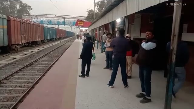 जमुई रेलवे स्टेशन का दानापुर डीआरएम प्रभात कुमार ने किया निरीक्षण मौके पर मौजूद पदाधिकारी को दिए कई दिशा-निर्देश।