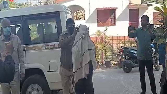 नवविवाहित का फर्जी फेसबुक आइडी बनाकर आपत्तिजनक फोटो अपलोड किया जा रहा था गुप्त सूचना के आधार पर किया गया गिरफ्तार।