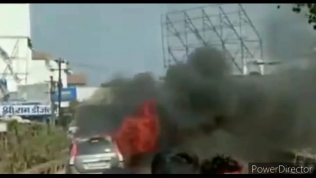 लखनदेई पुल पर चलती कार में अचानक आग लगने से अफरा तफरी