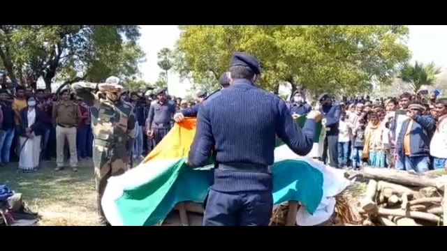 बीएसएफ शहीद के पुत्र ने दी मुखाग्नि,शव आते ही गांव का माहौल गमगीन