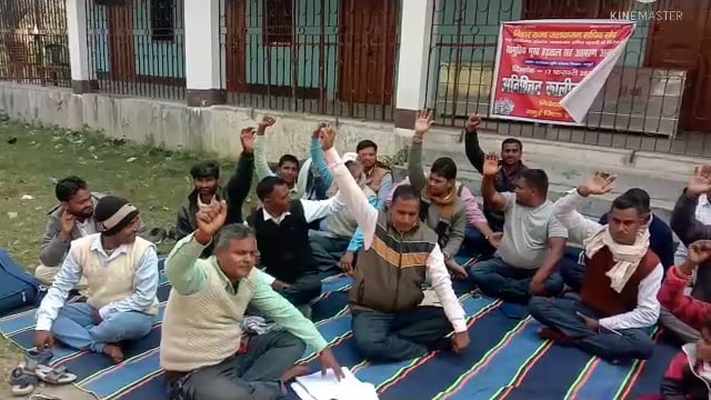 समायोजना के लिए भूख हड़ताल पर बैठे जल छाजन समिति सचिव संघ।