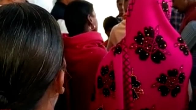 आधार कार्ड सेंटर पर ग्रामीणों ने मचाया हंगामा।