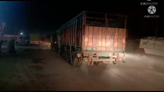 खनन विभाग व मलयपुर थाना की पुलिस ने 4 ओवरलोड बालू लदे ट्रक को जप्त कर थाना लाए।