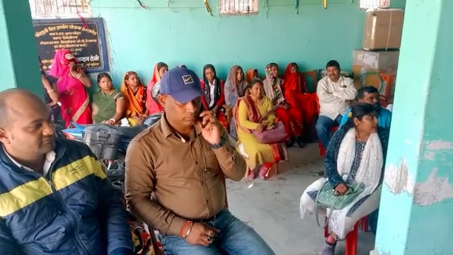 बैंक कर्मी के मनमानी को लेकर जीविका दीदी अपनी समस्या को लेकर पहुंचे शिवाजी नगर ओपी परिसर