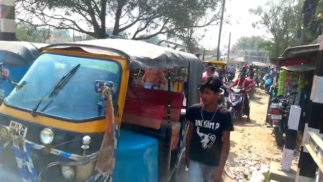 हसनगंज रौतारा थाना अंतर्गत NH31 से उचितपुर जाने वाली सड़क चौड़ीकरण नहीं होने से रेलवे फाटक पास घंटो वाहनों की  रहती जाम