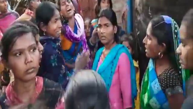 अज्ञात लोगों ने नाबालिक लड़की के घर में घुसकर कुदाल से  किया हत्या पोस्टमार्टम के लिए भेजा गया सदर अस्पताल जमुई।