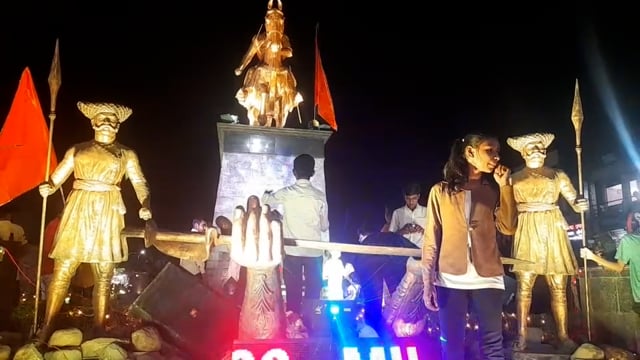 छत्रपती शिवाजी महाराज यांच्या पुतळ्याभोवती भव्य आकर्षक विद्युत रोषणाईने सजावट रोषणाईने वेधले अनेकांचे लक्ष