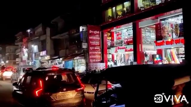 सड़क किनारे बेतरतीब खड़े वाहनों के कारण शहर में होती है दुर्घटना