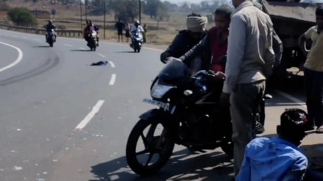 गांडेय :धनबाद मुख्य सडक के ताराटांड थाना क्षेत्र स्थित भलपहरी में सडक हादसे में एक युवक घायल