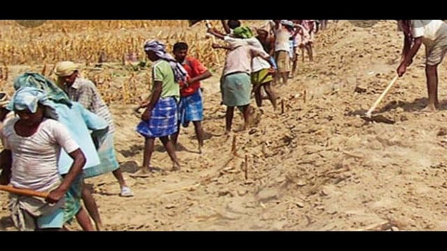 बनौली पंचायत में कार्य पूर्ण हुए बगैर संपूर्ण राशि  की निकासी का आरोप लगाते हुए मुखिया रेखा ने बीपीआरओ को अवगत कराया