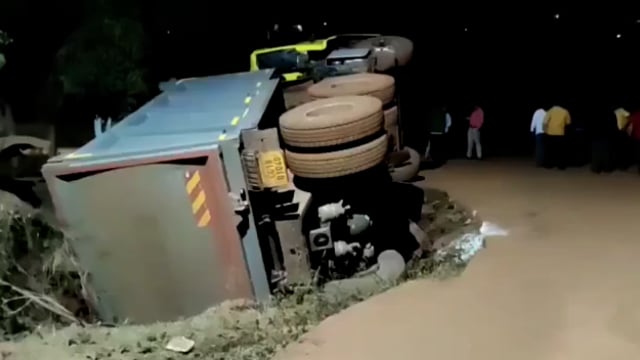 किरन्दुल में आर्सेलर मित्तल निप्पन स्टील इंडिया कम्पनी की माल ढुलाई वाहन पुलिये में पलटी