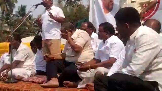 शेतकऱ्यांच्या विविध मागण्यांसाठी स्वाभीमानी आंदोलनामध्ये महेश खराडे आपली भूमिका मांडत असताना