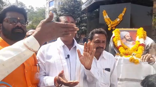 बहुजन विकास अभियान प्रमुख संजयकुमार कांबळे यांच्या प्रमुख उपस्थितीमध्ये आंबेडकर पुतळ्यासमोर केली शिवजयंती साजरी