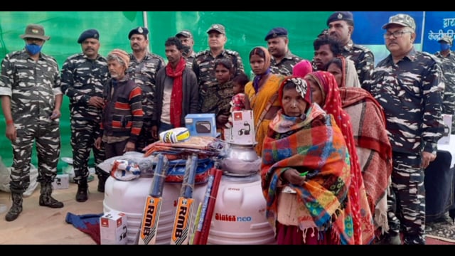 CRPF कोयवा में नक्सल प्रभावित गांव गुरमहा चोरमारा सहित विभिन्न गांव के 350 गरीबों के बीच किया जरूरत के सामानों का वितरण