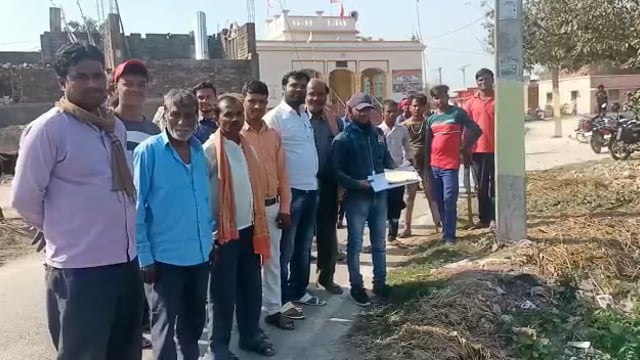जीरादेई में ब्रह्म स्थान के जमीन को लेकर हुई मापी, ग्रामीण रहे मौजूद।