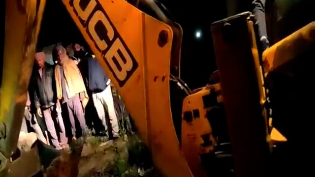 भीमाइन गांव में गहरे कुएं में गिरे गाय और सांड घंटों प्रयास के बाद JCB मशीन द्वारा निकाला गया।