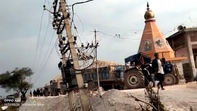 डीहकुसुम्भा गांव के दुर्गा मंदिर के समीप रोड चौड़ीकरण को लेकर ग्रामीणों ने किया सड़क जाम