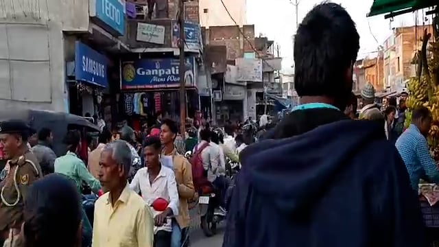 सिनेमा मोड़ के समीप लगी भीषण जाम, यातायात व्यवस्था चरमराई