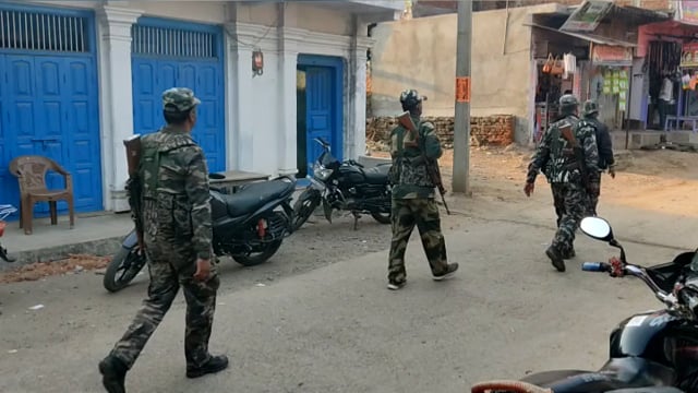 पुलिस ने शांति व्यवस्था कायम रखने के लिए निकाला फ्लैग मार्च 