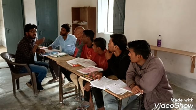  मेसकौर पुस्तकालय भवन में राजस्व अधिकारी ने लगाई बच्चो की क्लास 