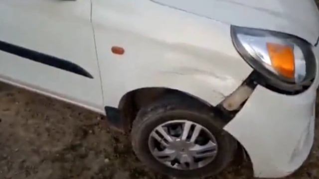 अल्टो कार में पिकअप चालक ने मारी टक्कर।
