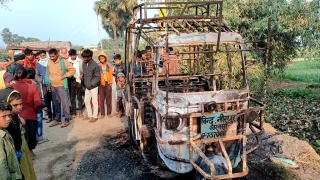 अज्ञात लोगों ने खालसा गांव में बीती रात्रि एक ऑटो में लगाया आग