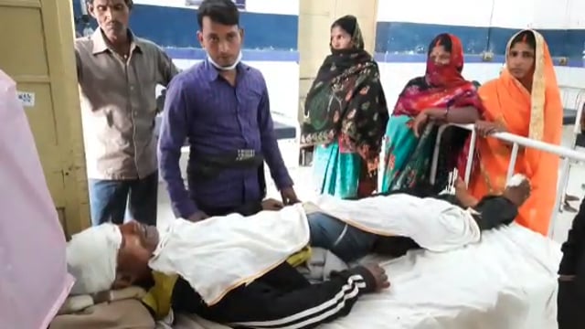 हाईवा ने बाइक सवार को मारी टक्कर दो घायल, एक हुआ रेफर, मुफस्सिल थाना के पोखराहा मोड़ की घटना