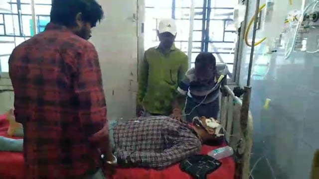 कुत्ता को बचाने के क्रम में कुरियर ब्यॉय सड़क के किनारे बाइक समेत गिरकर  घायल, सदर अस्पताल में किया जा रहा इलाज।
