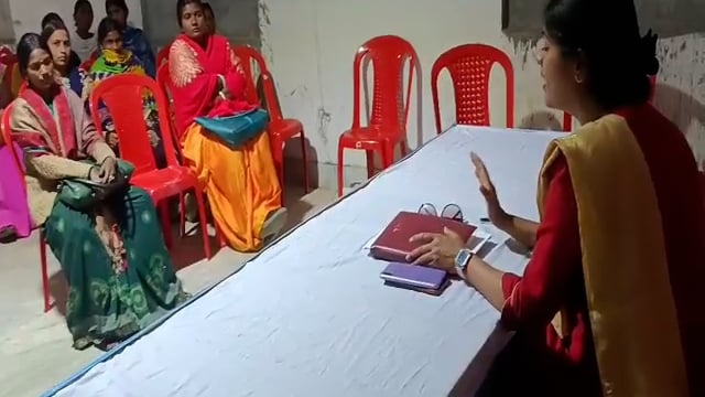 प्रखंड कार्यालय स्थित सभागार कक्ष में बीडीओ ने विकास मित्रों के साथ कि बैठक