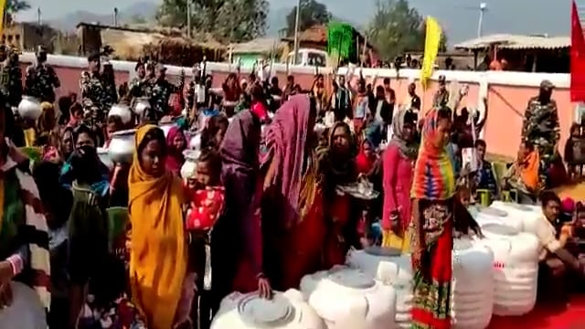 अति सुंदर नक्सल प्रभावित इलाके के प्राथमिक विद्यालय सोहरव के प्रांगण में कैंप लगाकर 350 गरीब लोगों कंबल साड़ी रेडियो  