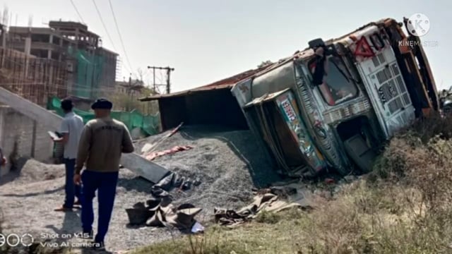 वेना थाना क्षेत्र इलाके के पैठना गांव के पास बन रहे डेंटल कॉलेज के समीप नेशनल हाईवे 20 पर टायर फट जाने से गिट्टी से भरी,