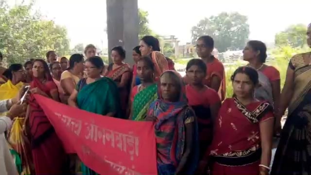 काशीचक में अपनी मांगों को लेकर आंगनबाड़ी सेविका व सहायिकाओं ने किया धरना प्रदर्शन