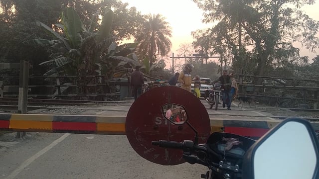 उजियारपुर रेलवे स्टेशन के बगल वाले गोमती पर जान जोखिम में डालकर लोग करते हैं गुमती पार हो सकती है बड़ी घटना