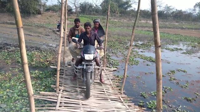 हसनगंज रौतारा थाना अंतर्गत कोसी धार में आज भी लोगों को चचरी पुल के सहारे करना पड़ रहा है आवागमन