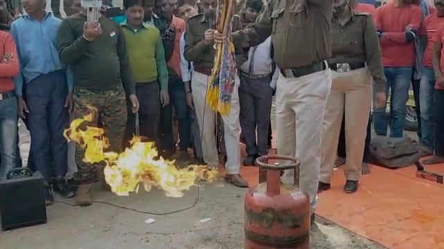 हिसुआ अग्नि से निपटने के लिए कर नुक्कड़ नाटक के माध्यम से लोगों को जागृत किया गया 