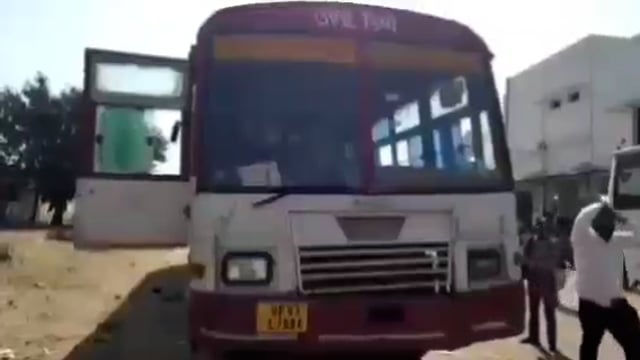 जालौन:-अब फुटकर से छुटकारा, रोडवेज बसों में कीजिए कैशलेस सफर

ई टिकटिंग प्रणाली के माध्यम से बस में आज से कैशलेस सफर कर 