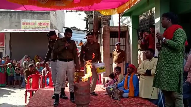 गैस सिलेंडर में आग लगा तो कैसे बचा जाए नुक्कड़ नाटक करके उसी का जरिए आदमी को जागरूकता करवाते हुए