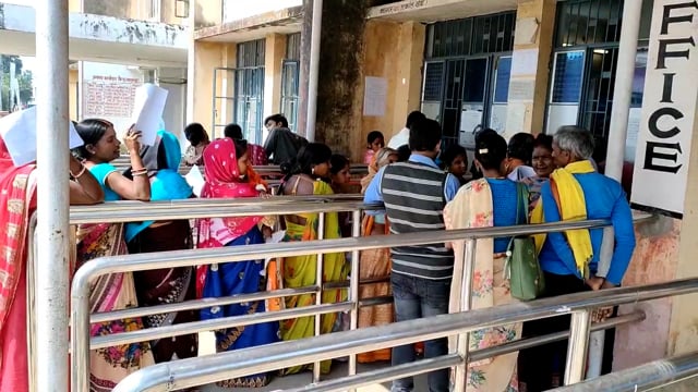 बिंद प्रखंड कार्यालय में राशनकार्ड में नाम जुड़वाने व कटवाने को लेकर राशन कार्ड धारियों की आरटीपीएस काउंटर पर लगी भीड़ 
