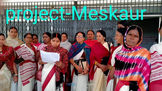 मेसकौर प्रखंडमुख्यालय में आंगनबाड़ी सेविकाएँ अपनी मांगों को लेकर दिया धरना