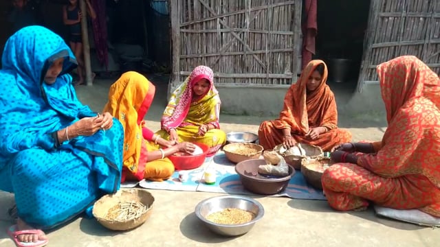 रौतारा पंचायत में आज स्वरोजगार को ले महिलाएं बीड़ी बनाकर अपना जीविकोपार्जन कर रही है एक हजार बीड़ी में 80 रुपैया मिलता है