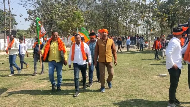 तरबगंज गोंडा प्रधान प्रतिनिधि विशाल पाठक ने किया जनसंपर्क मांगा बीजेपी के लिए समर्थन