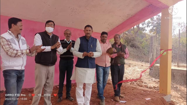 फुल्लीडुमर यात्री सेड का उद्घाटन फुल्लीडुमर प्रखंड प्रमुख गौतम प्रकाश ने फीता काटकर किया