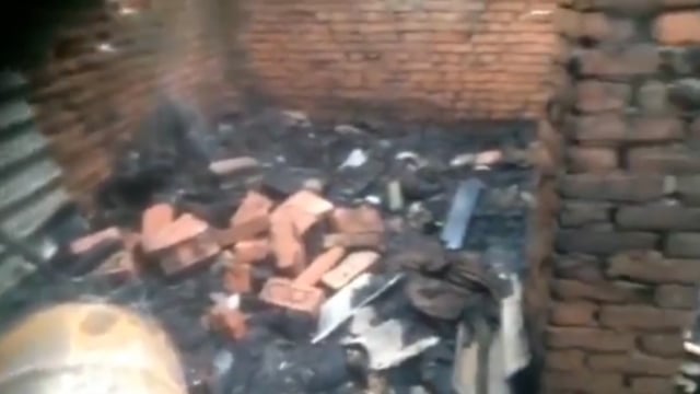 आग लगने की वजह से घर में रखा सारा सामान जलकर हुआ राख।