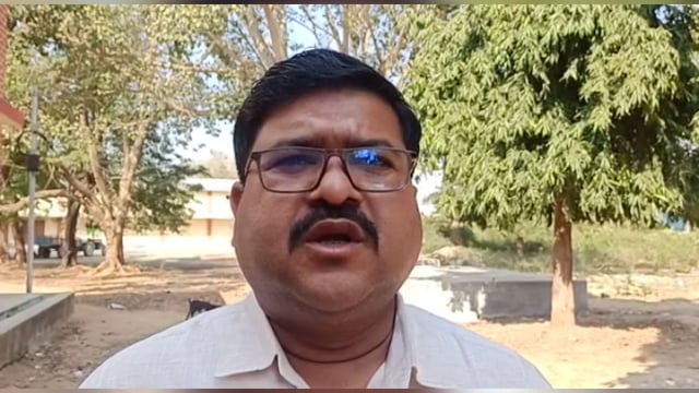 बिजली नहीं रहने के कारण नियमित नहीं बन पा रहा है आधार कार्ड, लोग परेशान