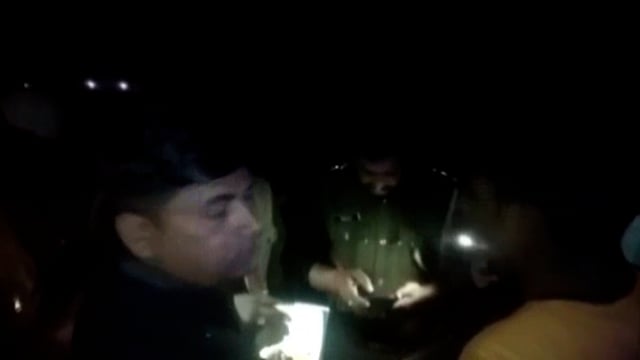 जालौन,कालपी:-चालीस वर्षीय अधेड़ ने घर वालों से त्रस्त होकर लगाई यमुना में छलांग

मौके पर पहुँची पुलिस गोताखोरों की मदद स