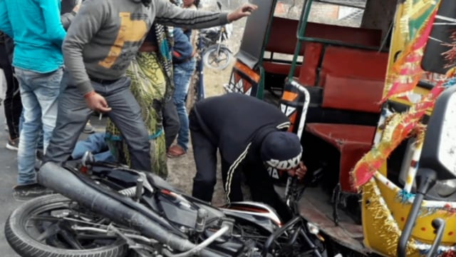 नौबतपुर के खजुरी मुसहरी के पास बाइक और ऑटो की टक्कर में बाइक सवार युवक जख्मी