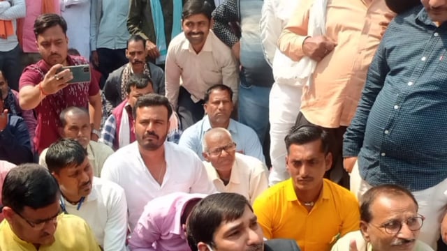 नौबतपुर टेंगरैला गांव में हुई हत्या को लेकर स्थानीय विधायक ने दिया धरना प्रदर्शन